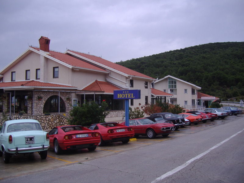 Hotel Zlatni Lav Мартиншчица Экстерьер фото