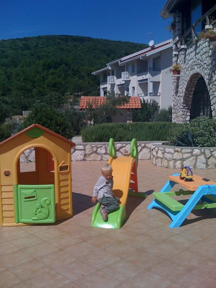 Hotel Zlatni Lav Мартиншчица Экстерьер фото